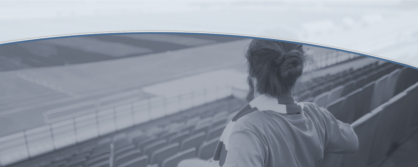 Person schaut in leeres Stadion